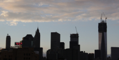 New York. Financial District mit dem neuen WorldTradeCenter. Aus Richtung Brooklynbridge. Die Kräne sollten bald verschwinden. (Nov. 2012)